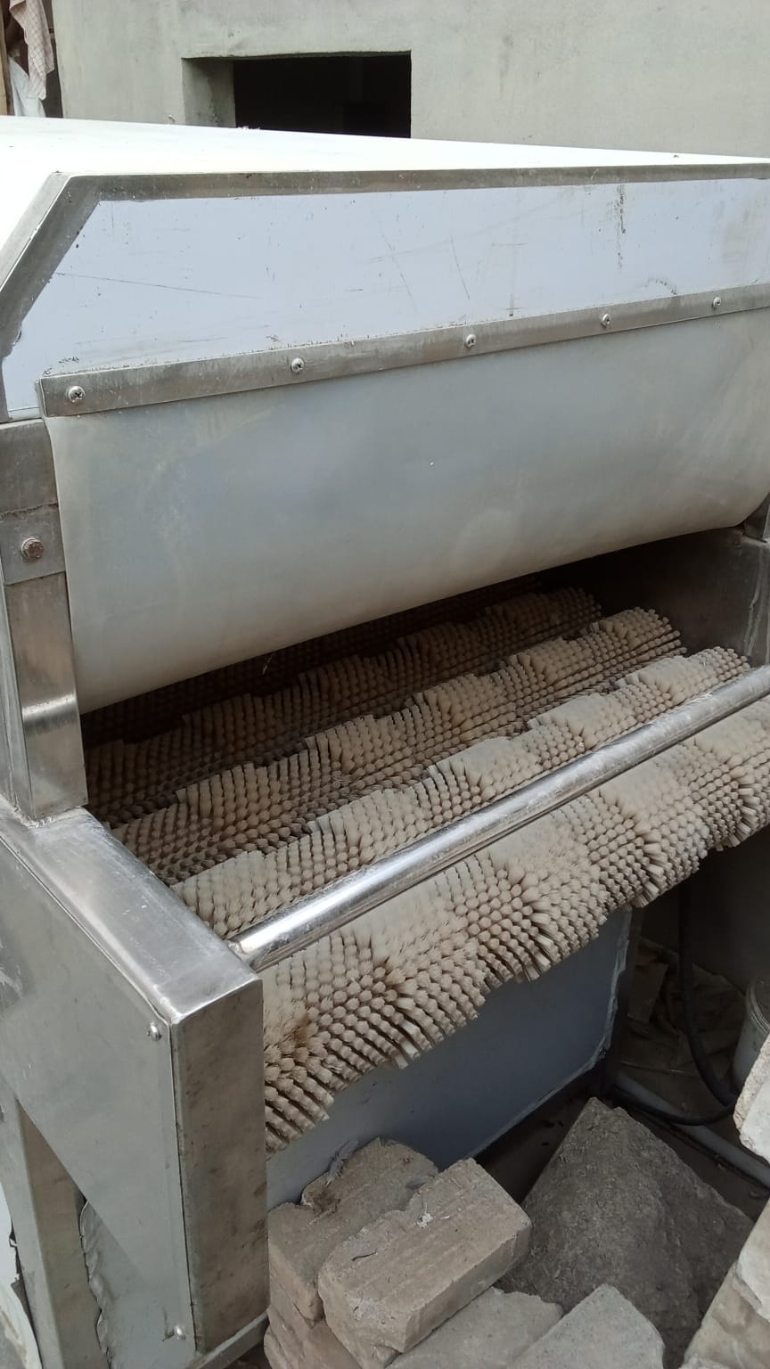 INDUSTRIAL FRUIT & VEGETABLE WASHER AND VIBRATION BELT. 2 SEPERATE UNITS .